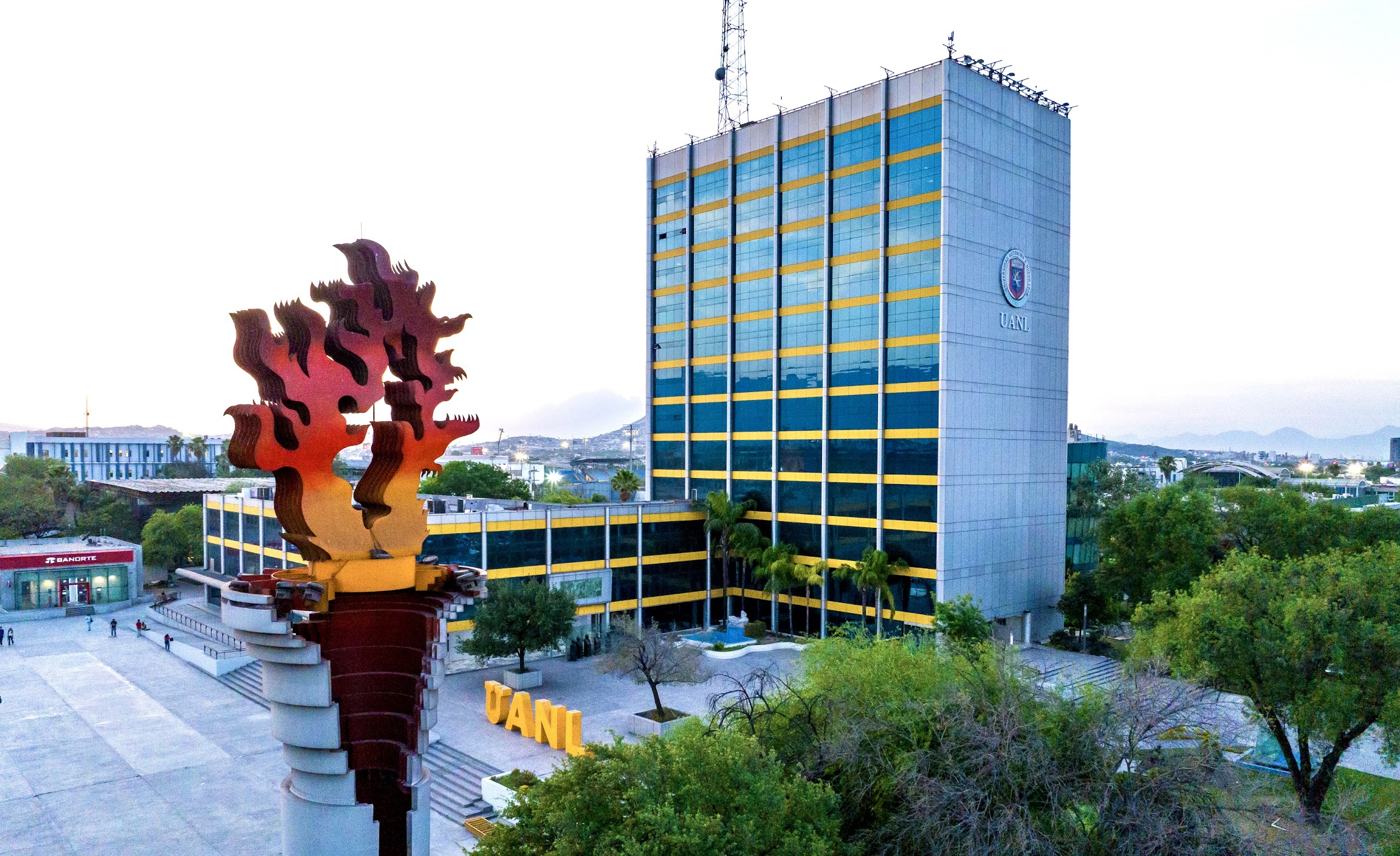 UANL instala centro de acopio para afectados por sismo en Venezuela