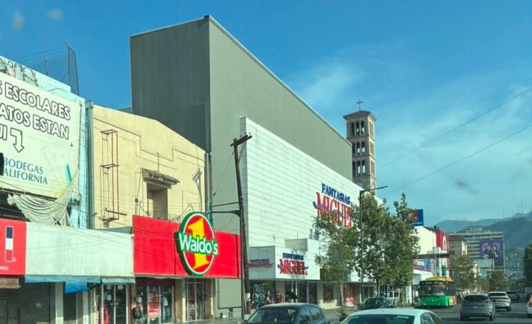 Desalojan a 46 puesteros por invadir banquetas del Centro de Monterrey