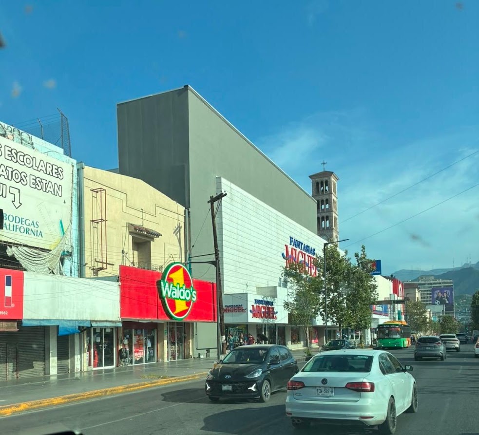 Desalojan a 46 puesteros por invadir banquetas del Centro de Monterrey