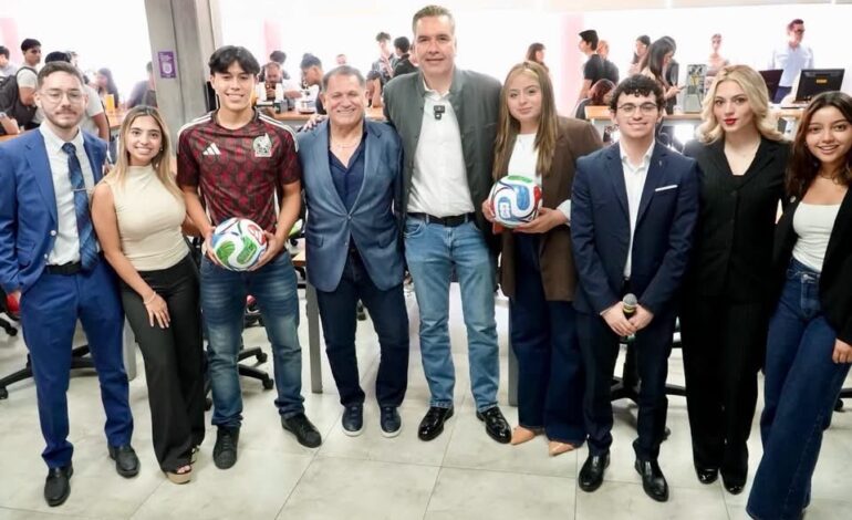 Charla Waldo con universitarios sobre futbol y políticas públicas