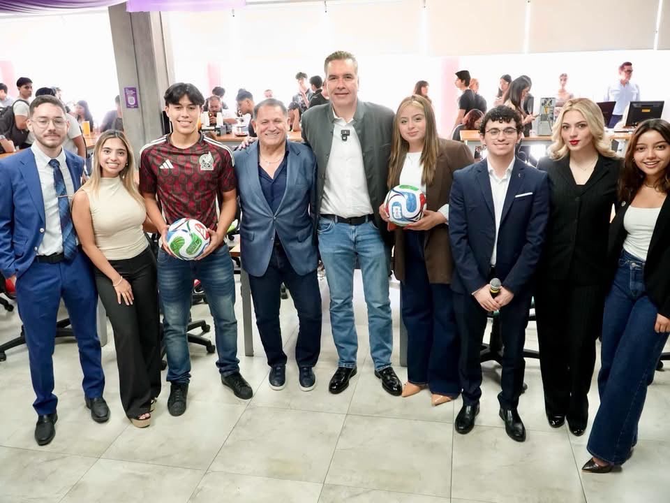 Charla Waldo con universitarios  sobre futbol y políticas públicas