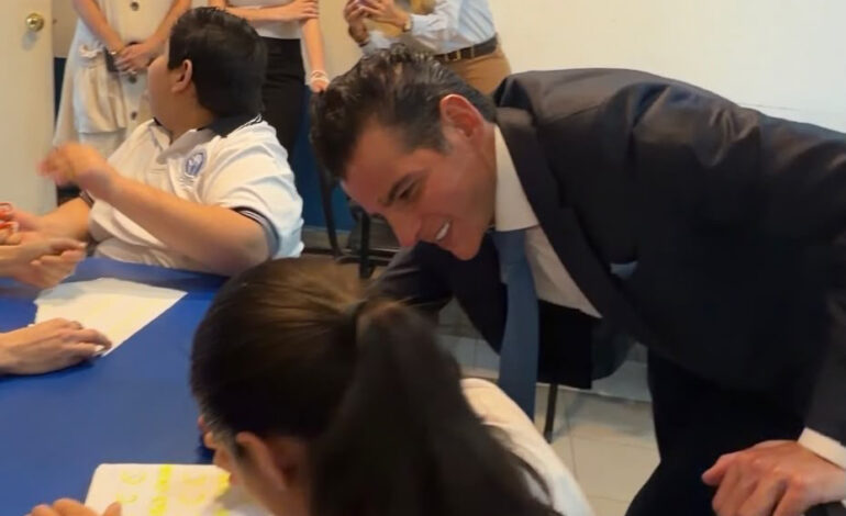 Miguel Flores dona sueldo a asociación CREE