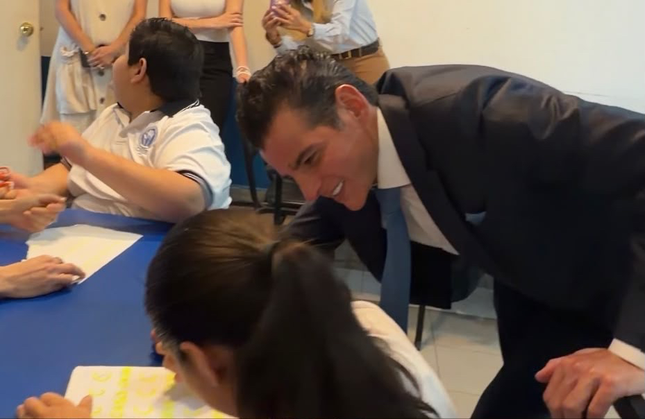 Miguel Flores dona sueldo a asociación CREE