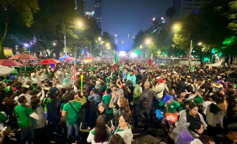 Mueren tres personas por asfixia durante festejos en El Ángel de la Independencia