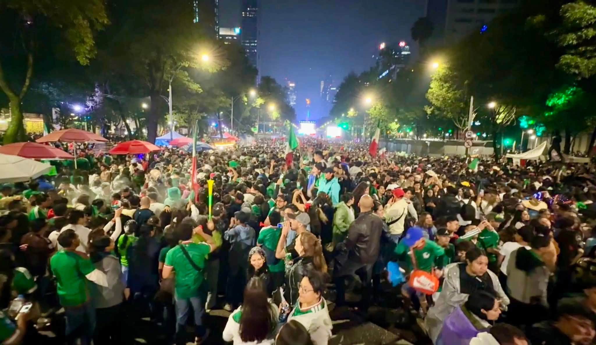 Mueren tres personas por asfixia durante festejos en El Ángel de la Independencia