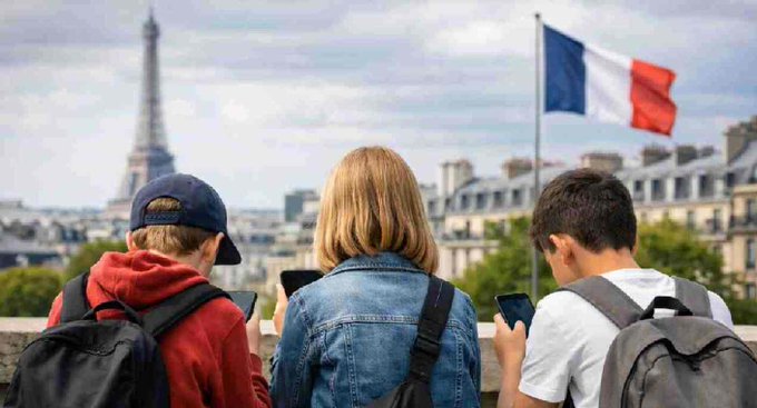 Francia prohíbe el acceso a las redes sociales a los menores de 15 años