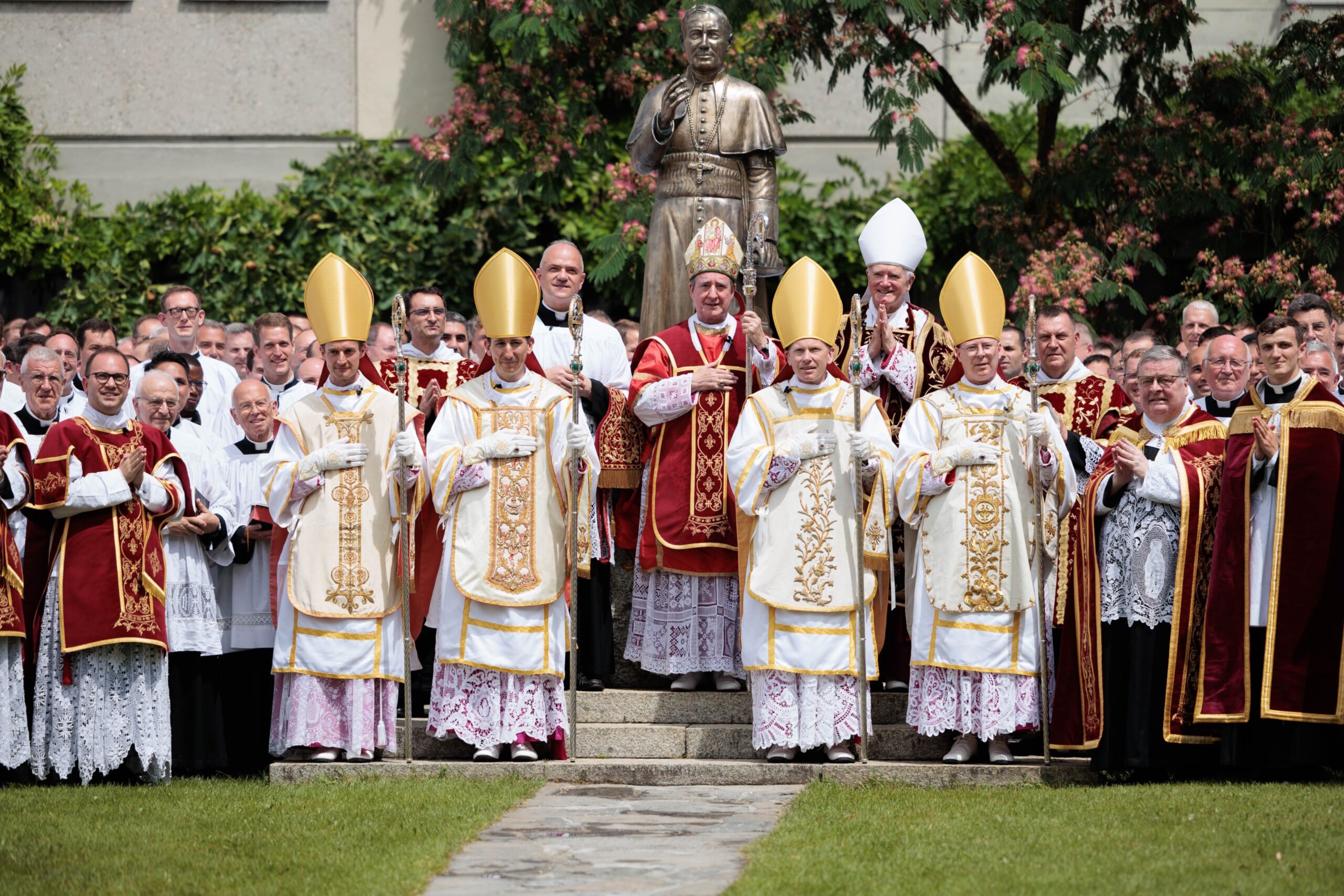 El Vaticano excomulga a 750 obispos y sacerdotes cismáticos de la Fraternidad Sacerdotal San Pío X