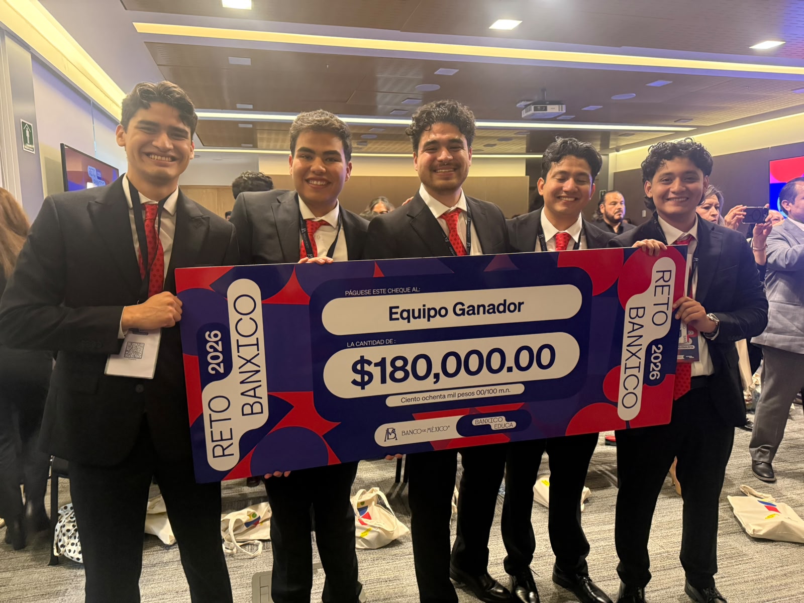 Estudiantes UANL triunfan en Reto Banxico