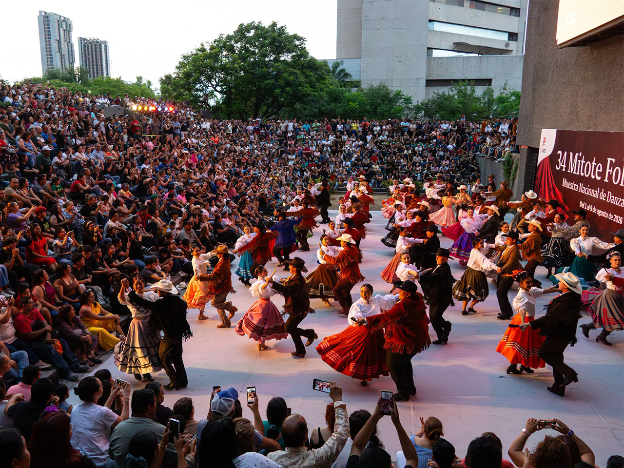 Música, color y zapateado en el arranque del Mitote Folklórico