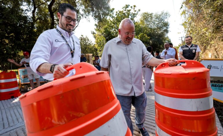 Entrega David de la Peña obras vial en la comunidad Los Cavazos