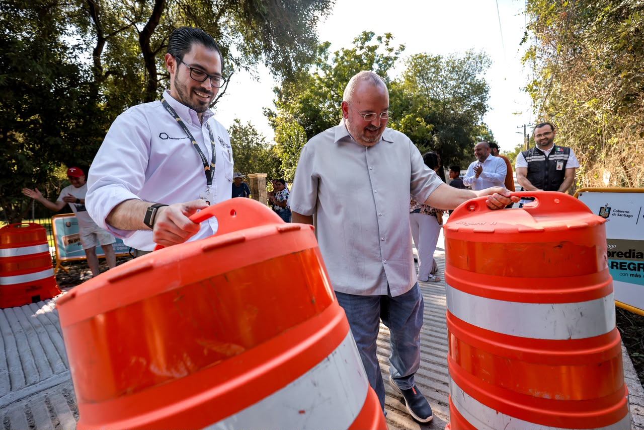 Entrega David de la Peña obras vial en la comunidad Los Cavazos