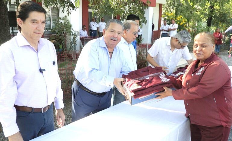 Entrega Municipio de Escobedo uniformes a cuadrillas de Servicios Públicos