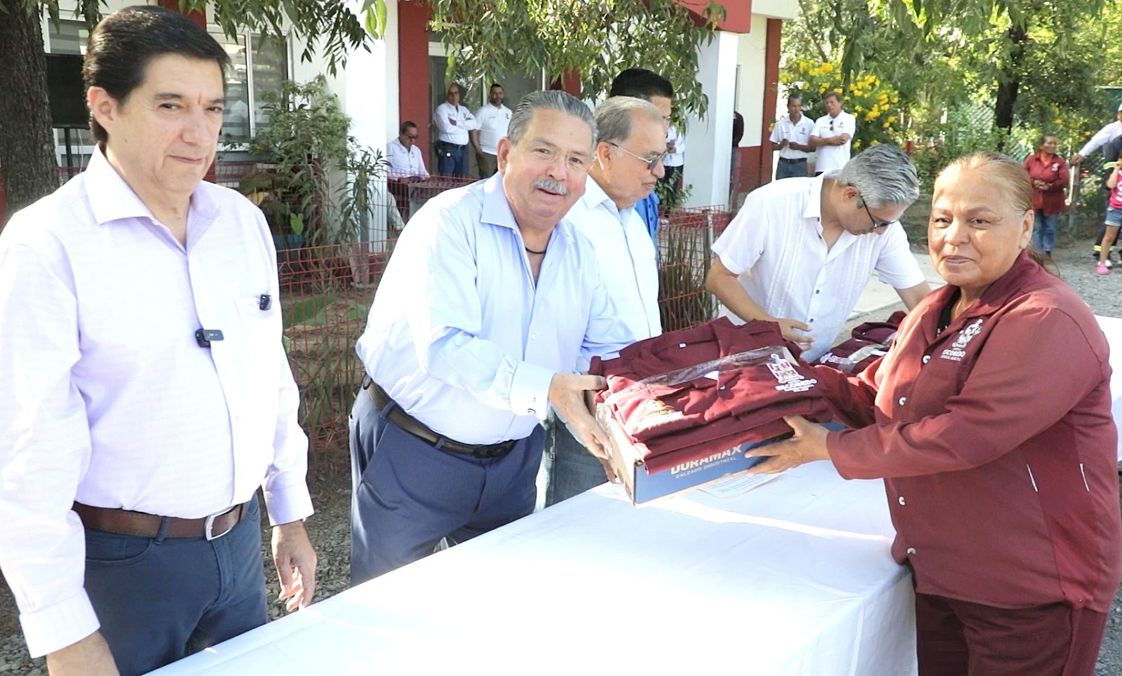 Entrega Municipio de Escobedo uniformes a cuadrillas de Servicios Públicos
