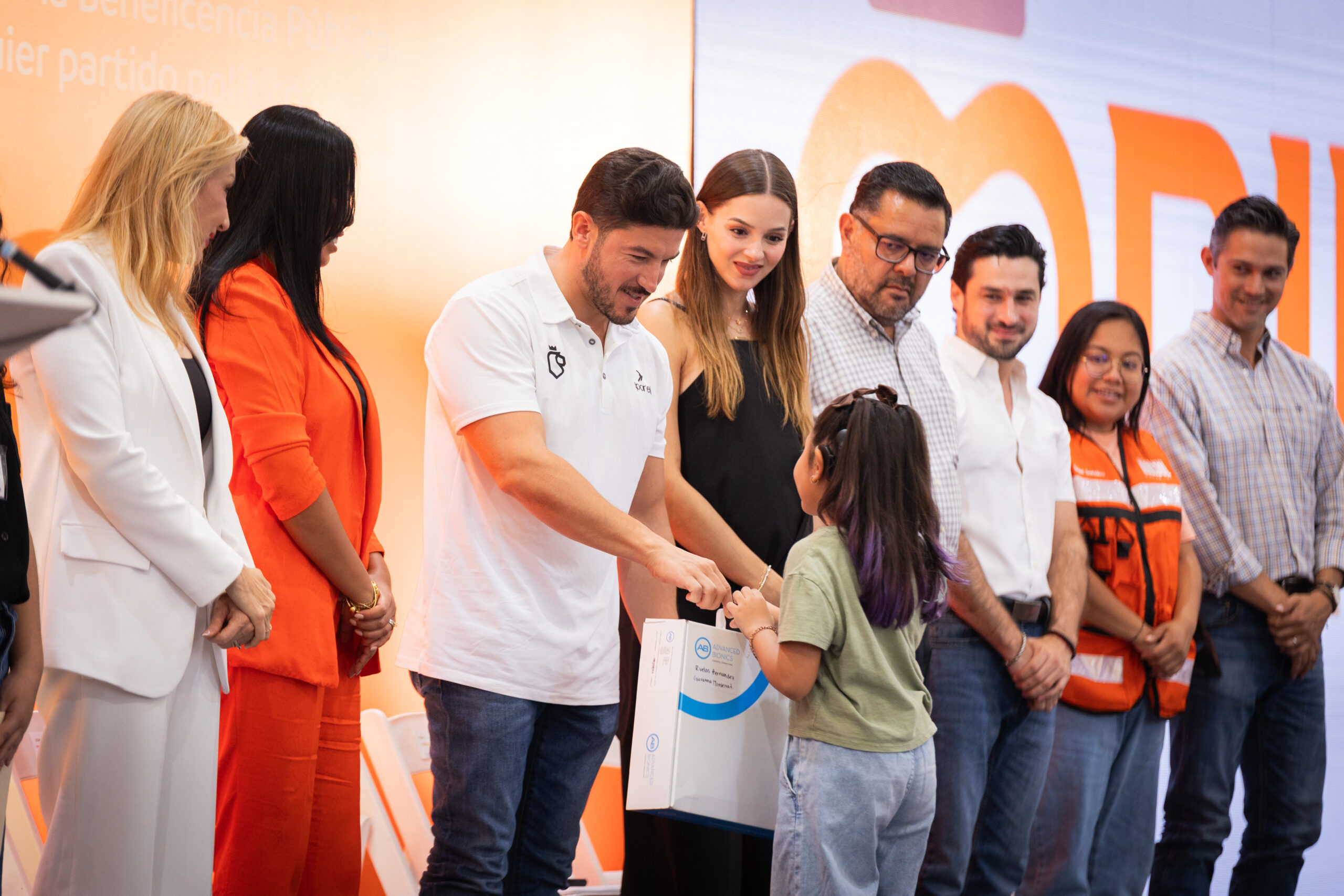 Transforman vidas DIF estatal y Beneficencia Pública con la entrega de apoyo funcionales y procesadores de implante coclear