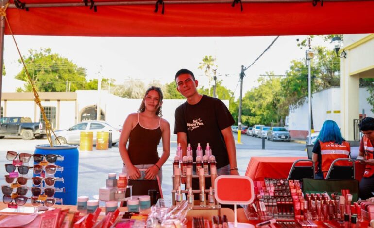 Juventud juarense muestra su talento y creatividad en “Mercadito Juvenil y Open Mic”