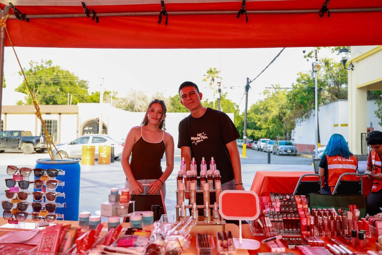 Juventud juarense muestra su talento y creatividad en “Mercadito Juvenil y Open Mic”