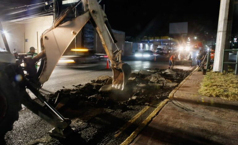 Recibe Avenida Rangel Frías mantenimiento de carpeta asfáltica