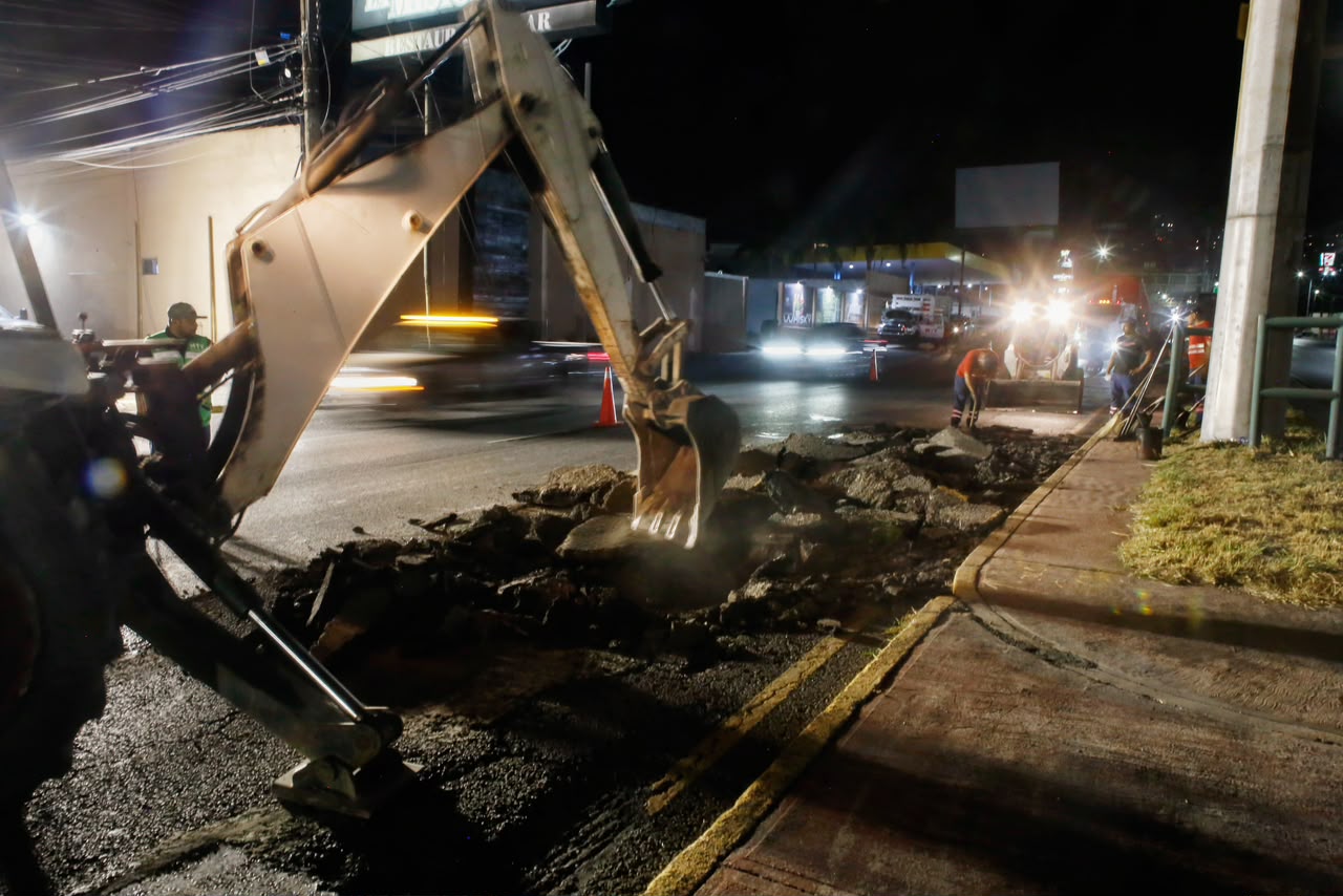Recibe Avenida Rangel Frías mantenimiento de carpeta asfáltica