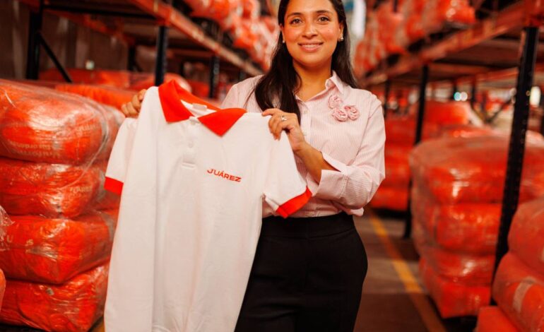 Inicia Juárez entrega de uniformes escolares gratuitos