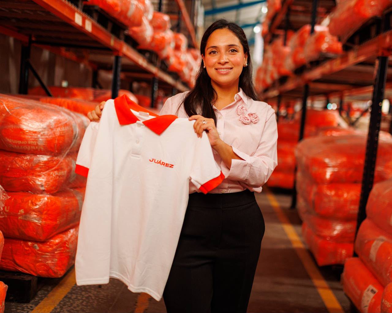 Inicia Juárez entrega de uniformes escolares gratuitos