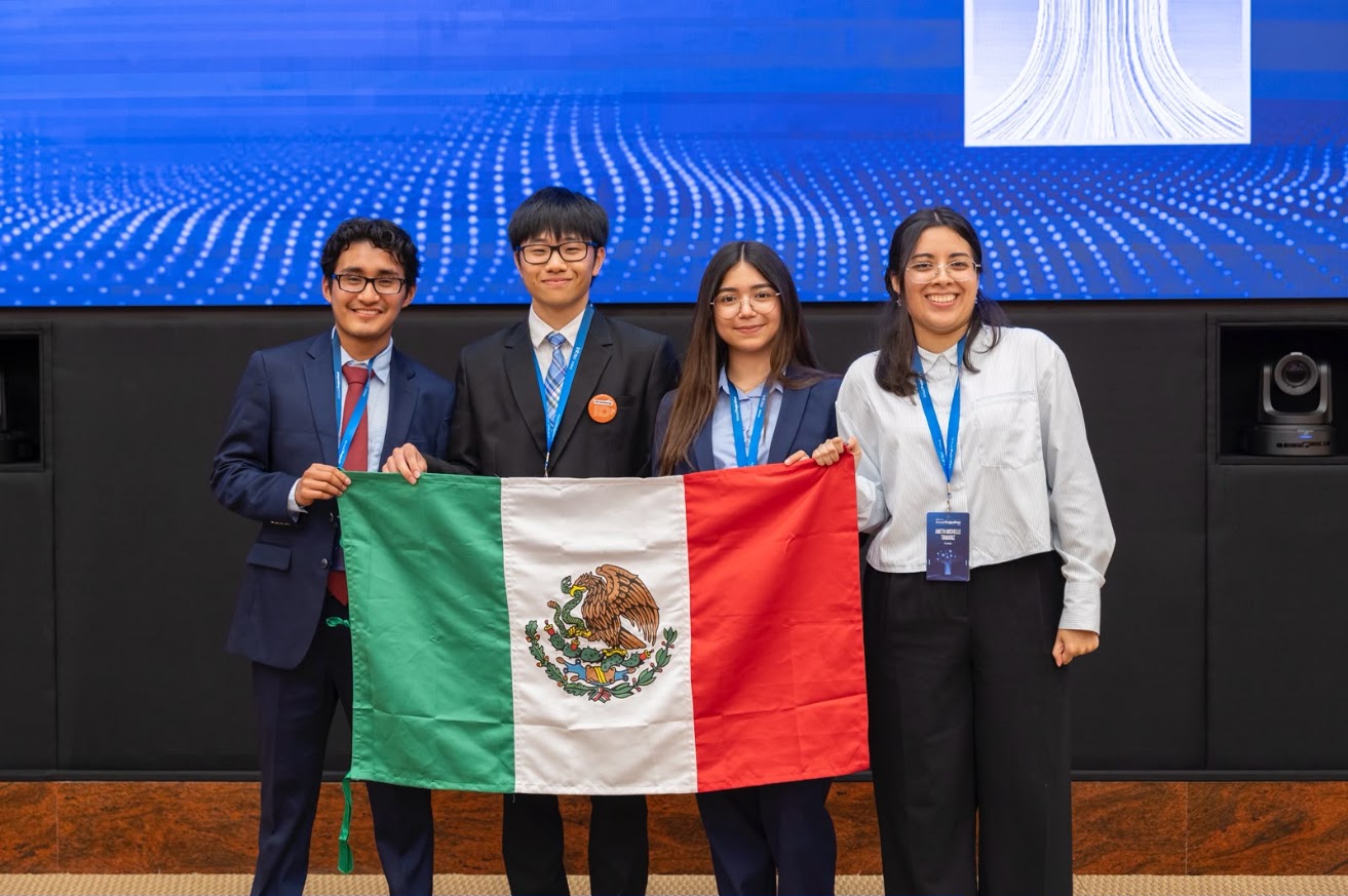 Conquista alumna de intercambio de la UANL certamen tecnológico en la India
