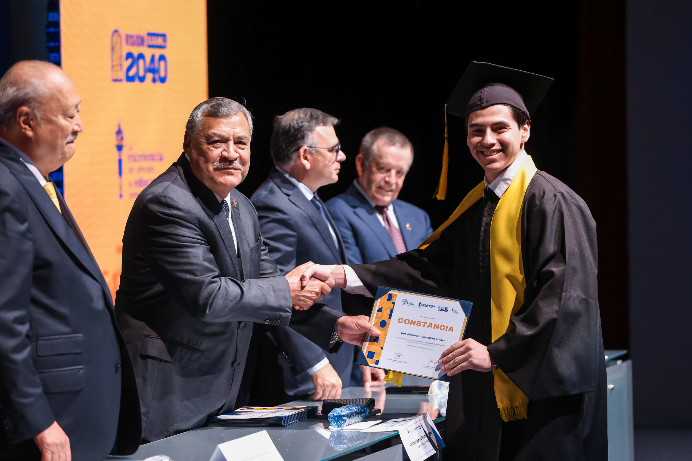 Concluyen su formación profesional apoyados por la Fundación UANL