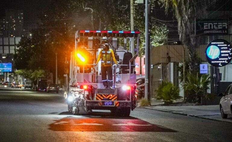 Monterrey fortalece la seguridad vial con trabajos de delimitación de carriles en Paseo de los Leones