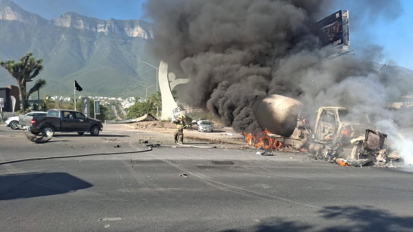 Choque e incendio de autos deja una mujer si vida en Cumbres del Sol