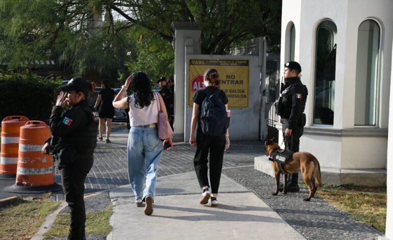 Policía de Monterrey refuerza vigilancia en el Área Médica de la UANL por regreso a clases