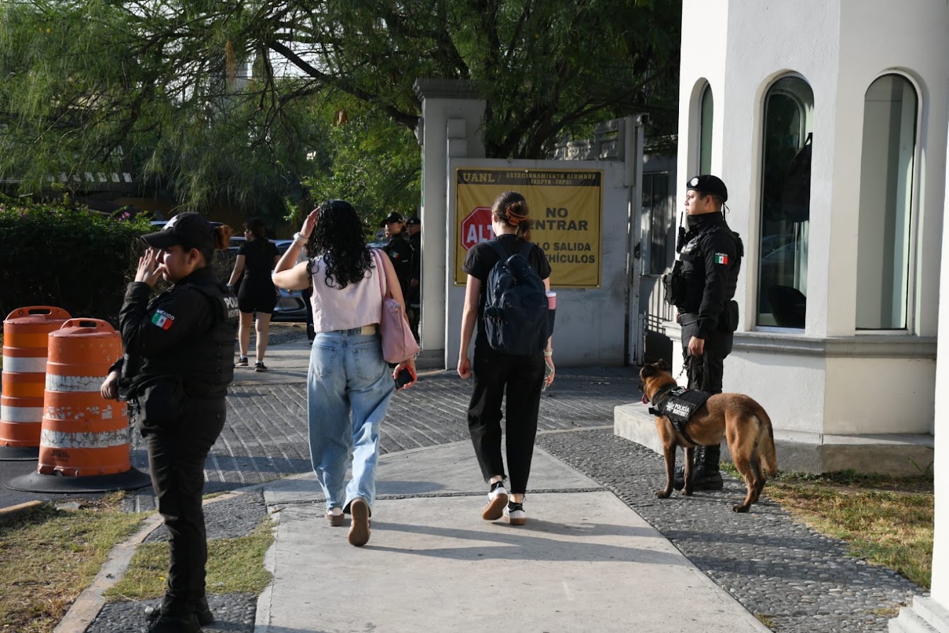 Policía de Monterrey refuerza vigilancia en el Área Médica de la UANL por regreso a clases