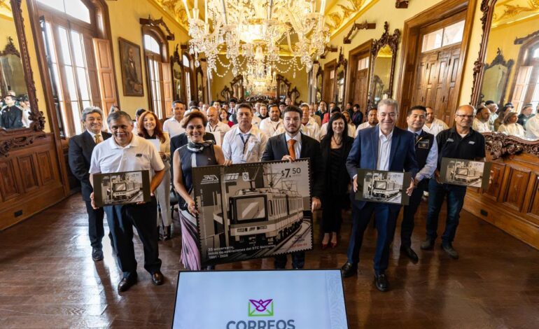 Conmemora Samuel García 35 años de la Línea Uno del Metro con la cancelación de estampilla postal