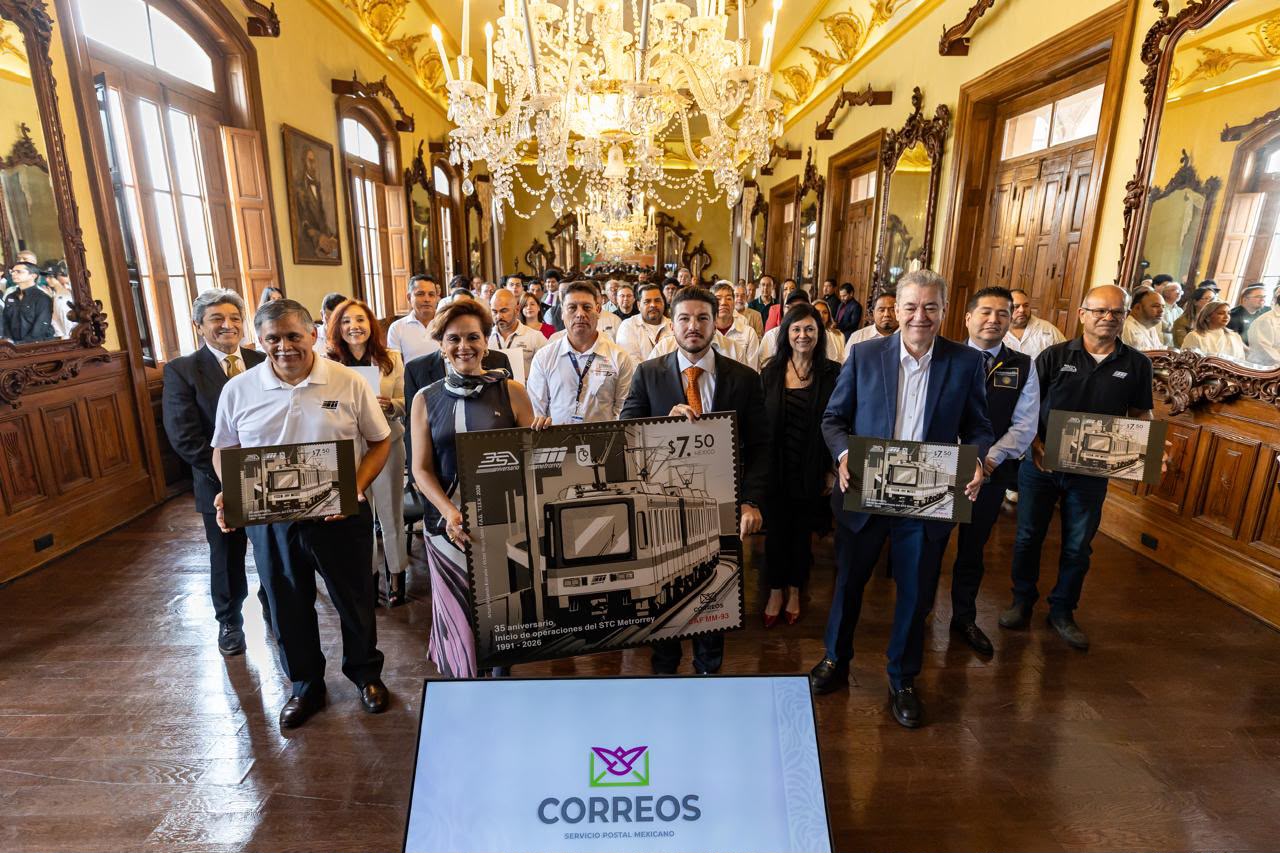 Conmemora Samuel García 35 años de la Línea Uno del Metro con la cancelación de estampilla postal