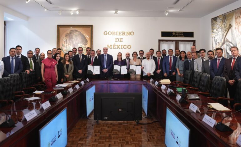 Renueva Sheinbaum acuerdo voluntario con empresarios gasolineros