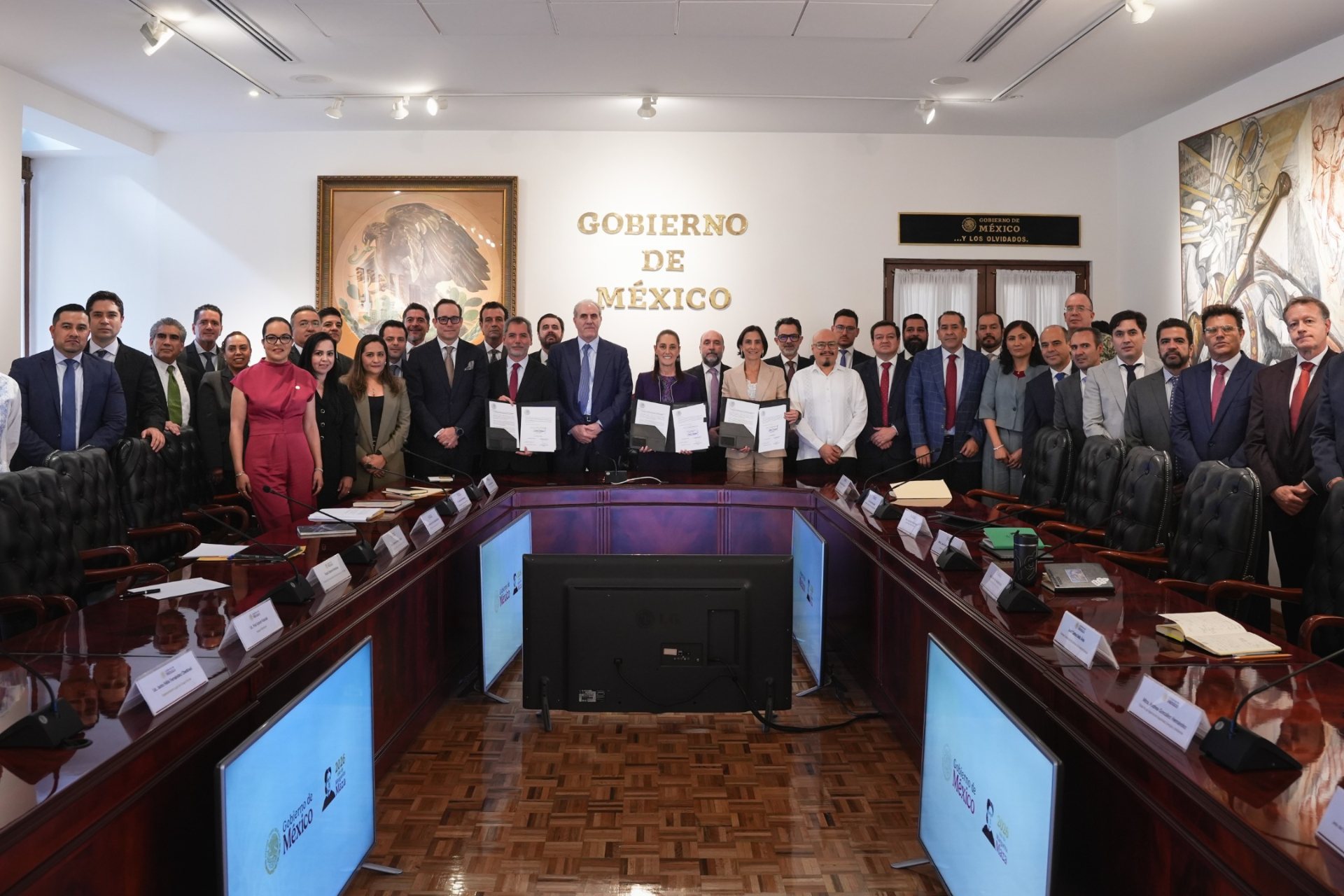 Renueva Sheinbaum acuerdo voluntario con empresarios gasolineros