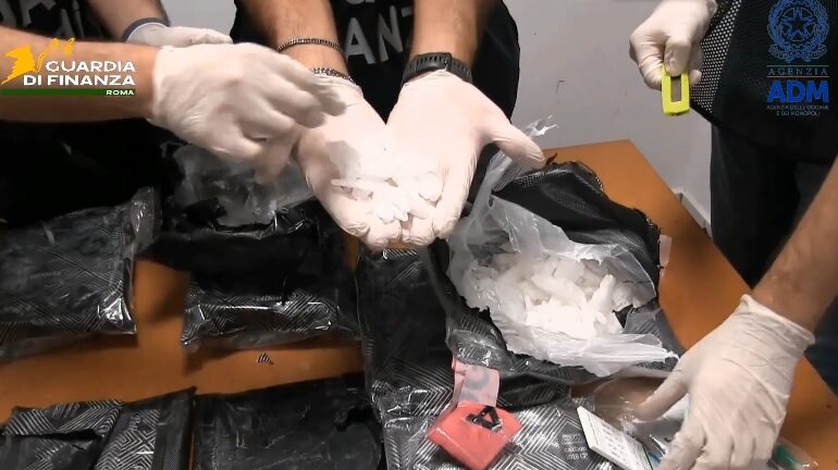 Vuelan de Monterrey a Italia… los detienen con 17 kilos de metanfetamina