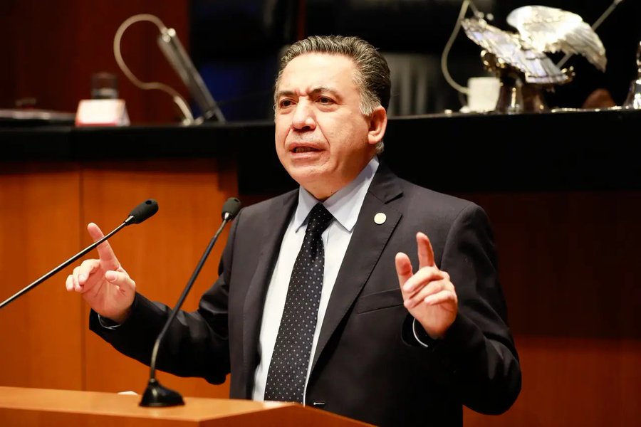 Enrique Inzunza deja la bancada de Morena en el Senado… pero no su escaño