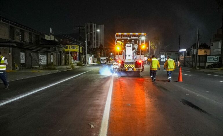 Monterrey fortalece la seguridad vial con trabajos de delimitación de carriles en Paseo de los Leones