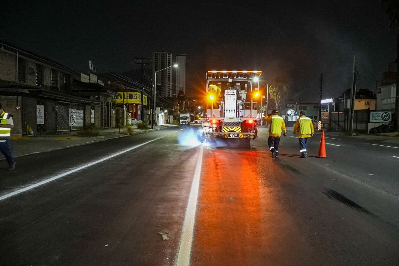 Monterrey fortalece la seguridad vial con trabajos de delimitación de carriles en Paseo de los Leones