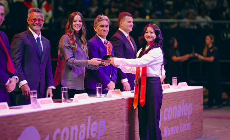 Toma Mariana Rodríguez protesta a más de 5 mil graduados del Conalep