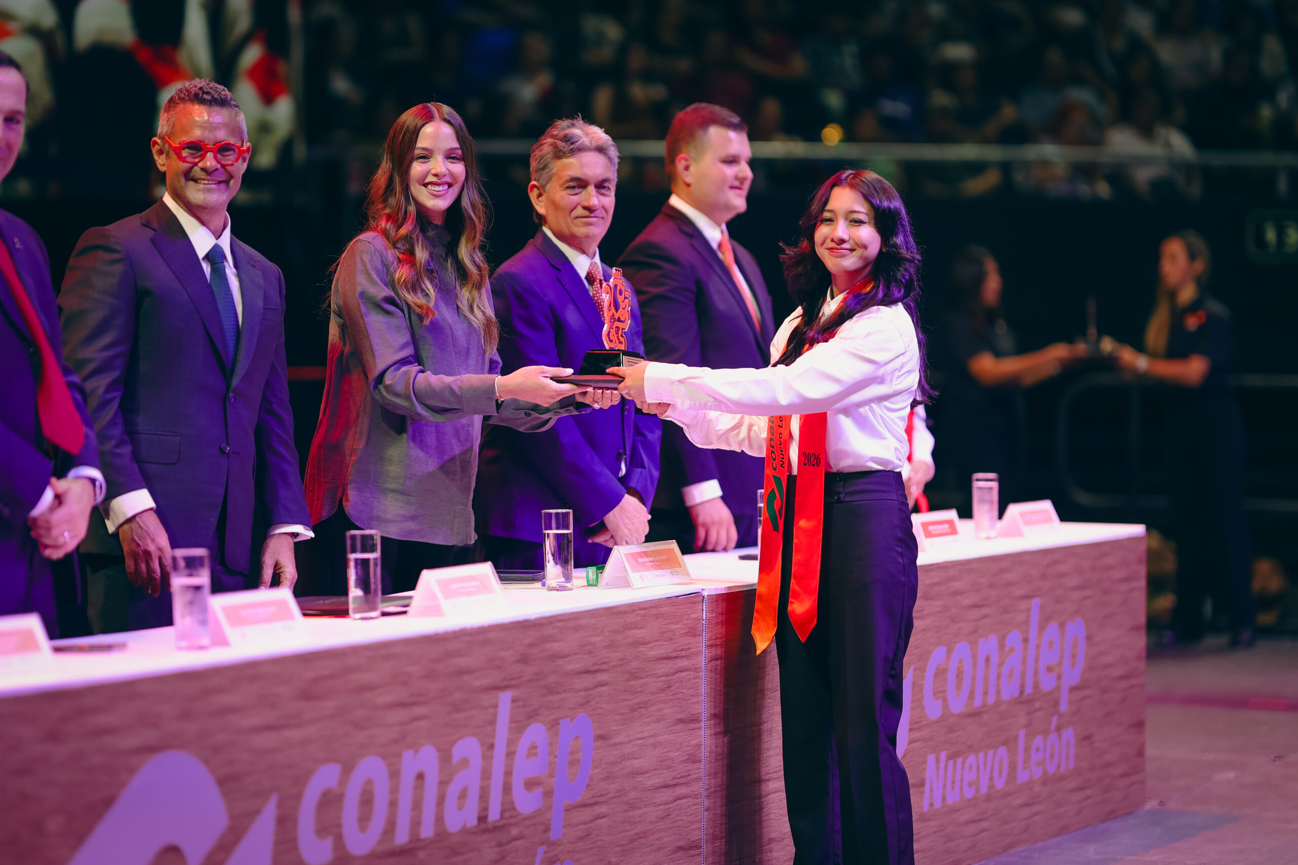 Toma Mariana Rodríguez protesta a más de 5 mil graduados del Conalep