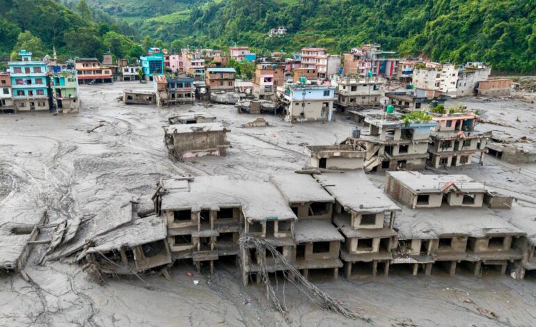Reportan Nepal y Tibet 359 muertos y más de 1,300 desaparecidos tras alud