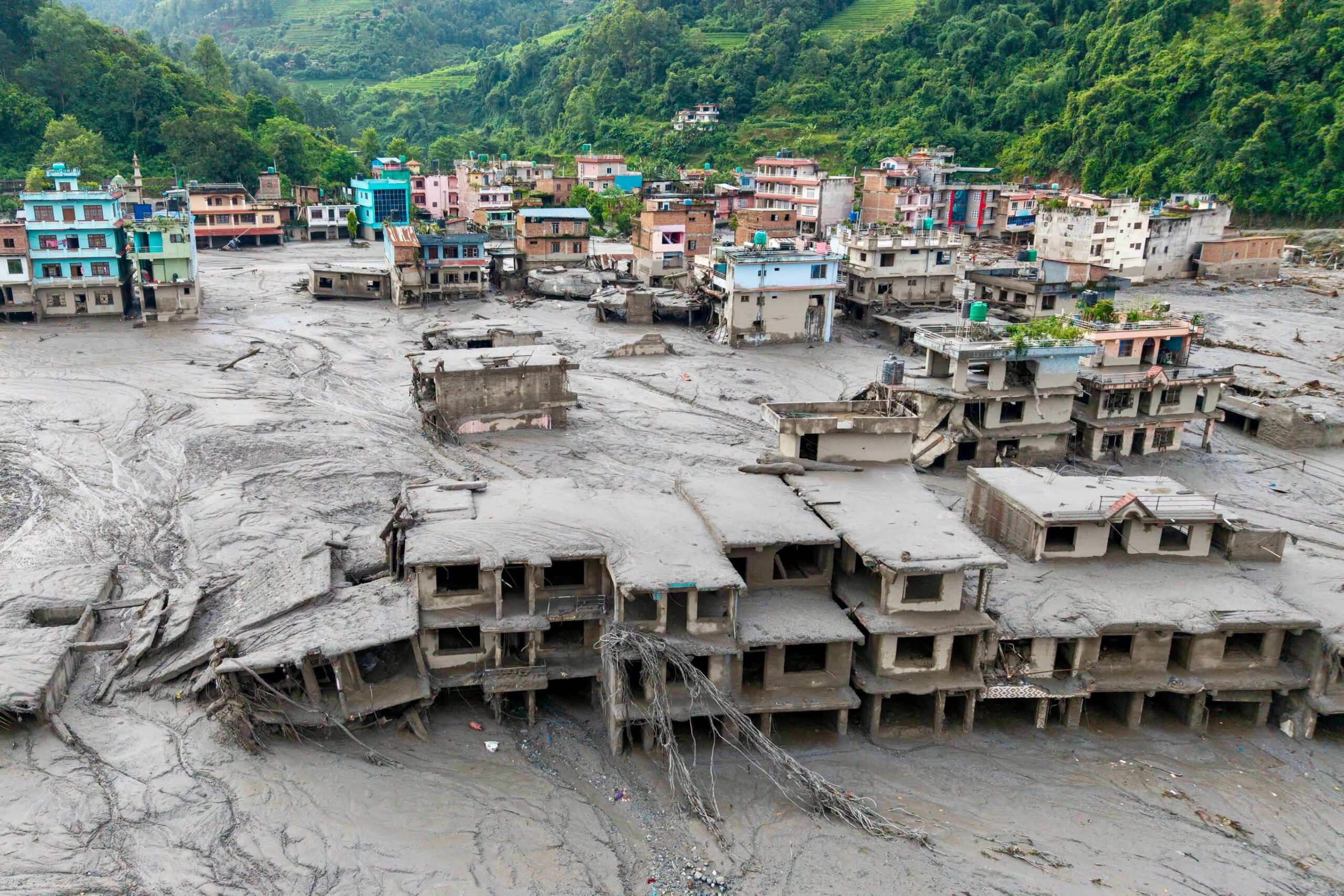Reportan Nepal y Tibet 359 muertos y más de 1,300 desaparecidos tras alud