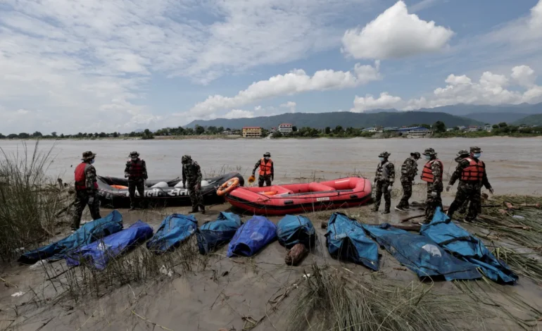 Reporta Nepal 903 la cifra de muertos y 4 mil 247 la de desaparecidos tras la riada