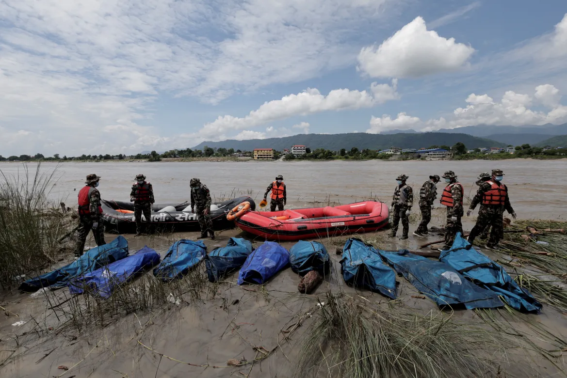 Reporta Nepal 903 la cifra de muertos y 4 mil 247 la de desaparecidos tras la riada