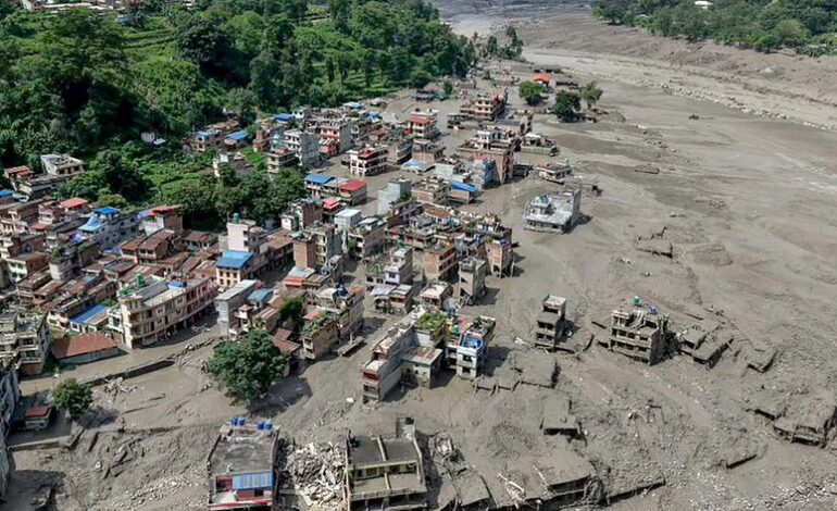Alud arrasa una región de Nepal y deja 98 muertos y 484 desaparecidos