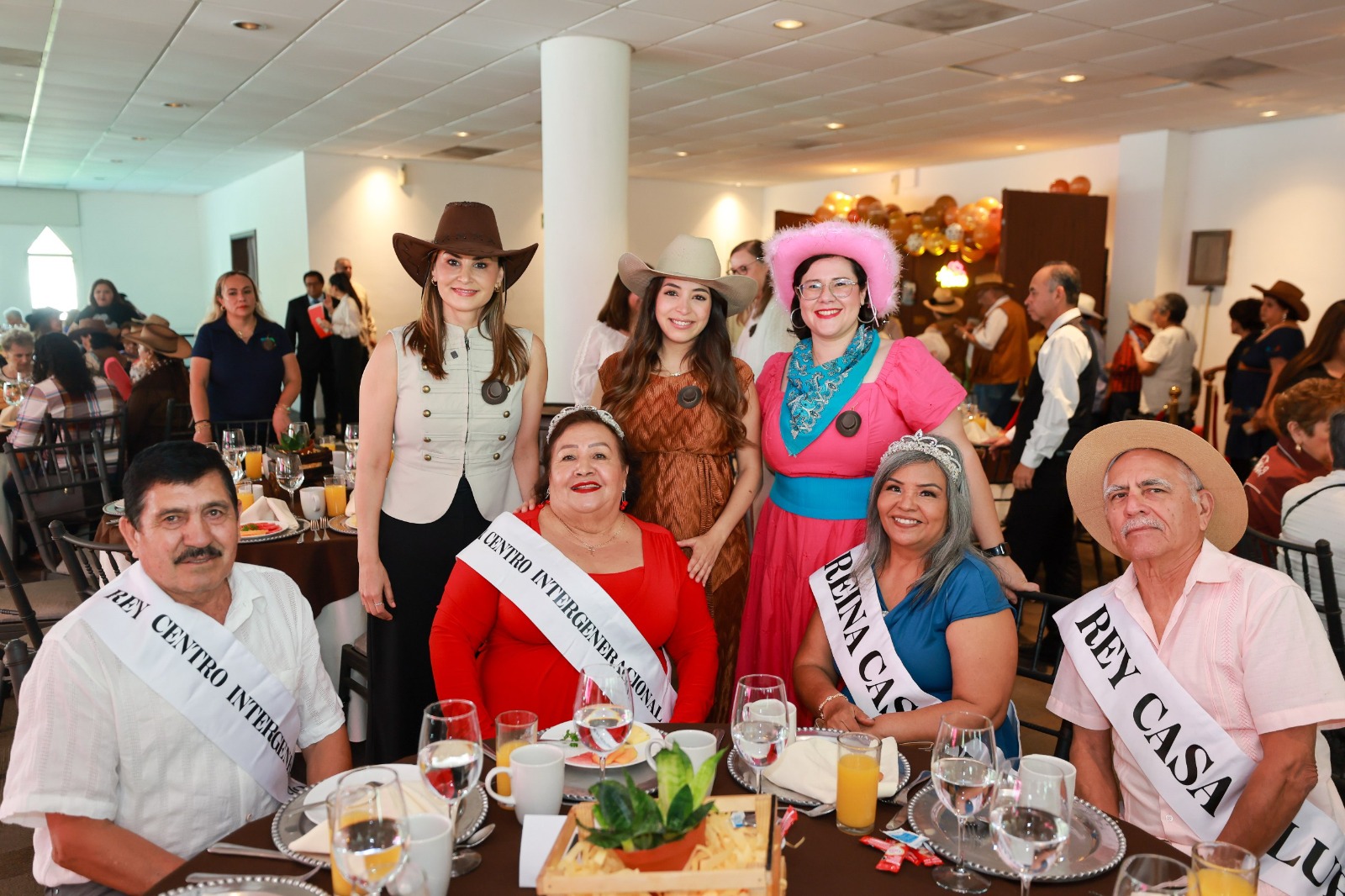 Celebra San Pedro a los adultos mayores con la coronación del Rey y la Reina