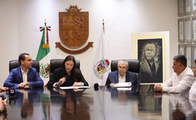 Recibe San Pedro retrato de Mauricio Fernández elaborado con la técnica tradicional de Olinalá, Guerrero