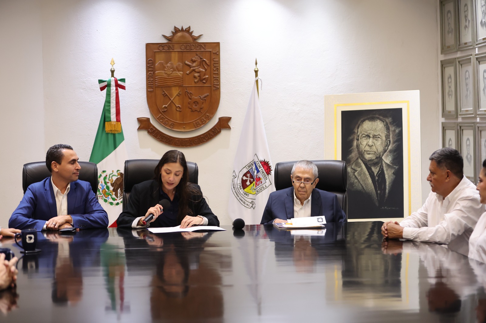 Recibe San Pedro retrato de Mauricio Fernández elaborado con la técnica tradicional de Olinalá, Guerrero