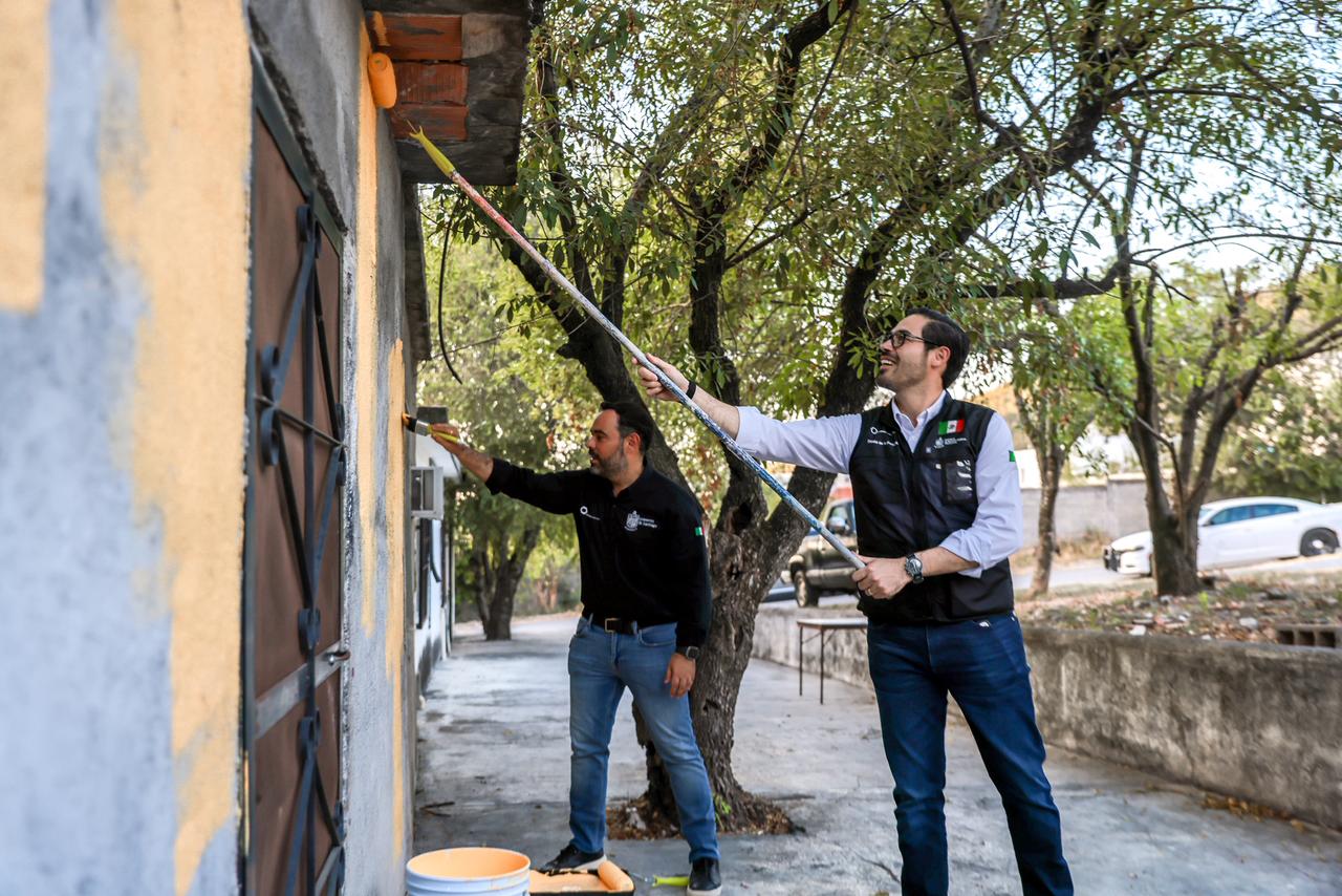 Cambian David De la Peña la fachada de más de 200 casas con programa «Santiago se Pinta»