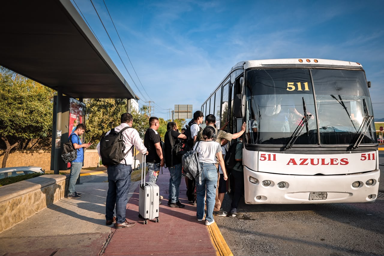 Rehabilita David De la Peña 20 paradas de autobús